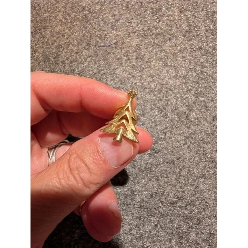 Christmas tree pen or titak?